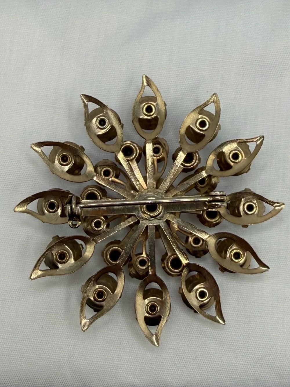 Vintage Starburst Brooch Pin Goldtone Faceted Deep Red Iridescent Rhinestones